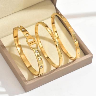 Damska Bransoletka z Cyrkoniami i Literą - Nieblaknąca, Otwarta Bransoleta, Biżuteria ze Stali Tytanowej