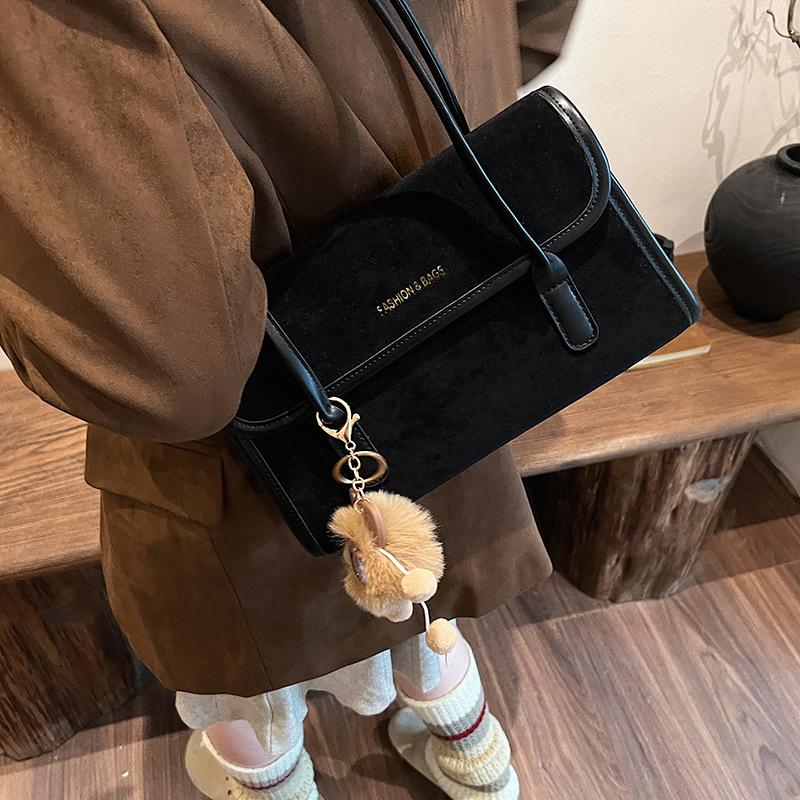French niche bag women's 2025 autumn new trendy texture shoulder bag foreign style portable baguette armpit bag