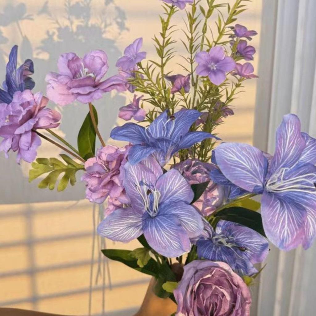 Grădina lui Monet Flori Artificiale Mov: Aranjament Decorativ pentru Fotografii și Vitrine.