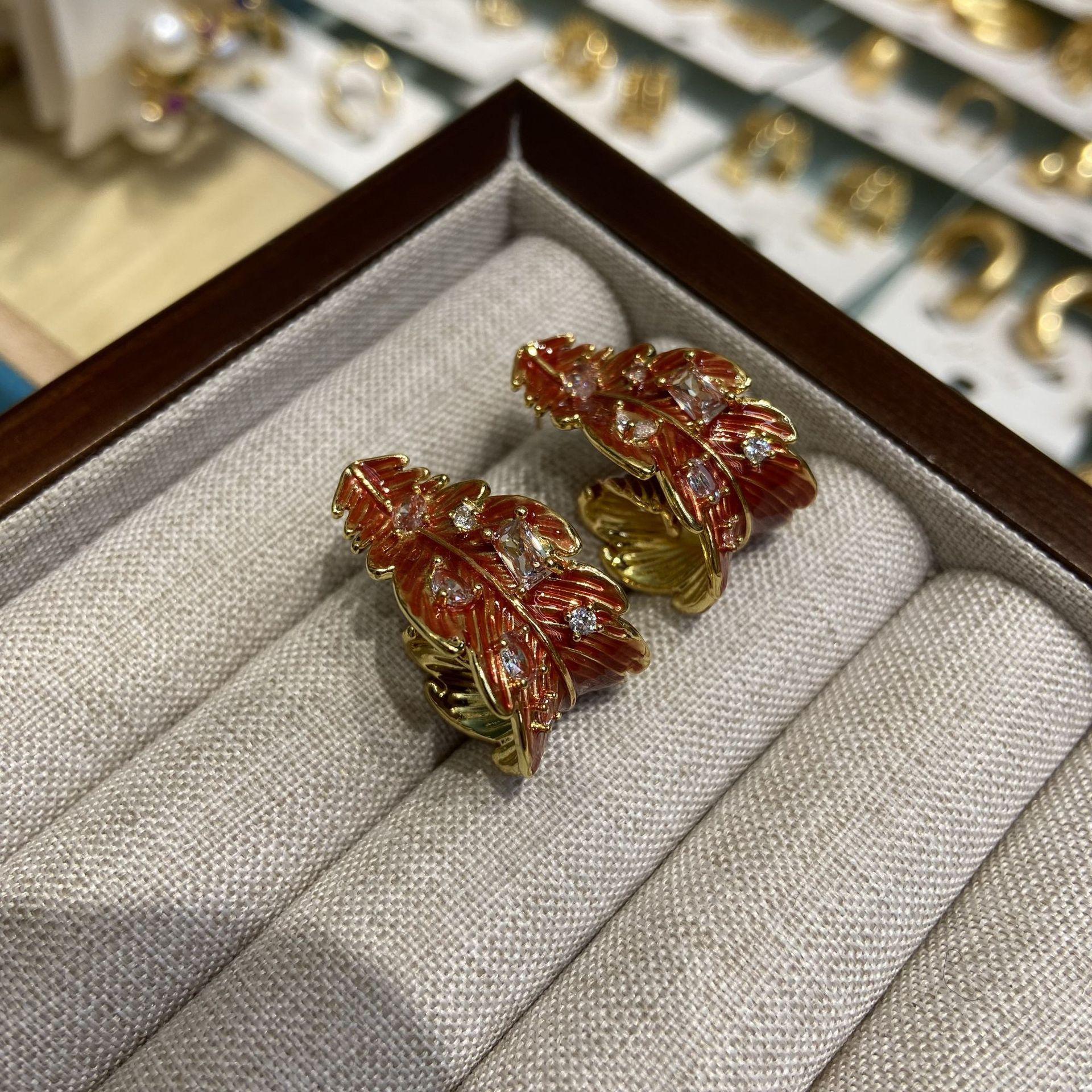 

Циндао ювелирные изделия новые китайские серьги-гвоздики из перьев, цветного циркония, покрытого латунью, из настоящего золота, изогнутые серьги с расписными листьями