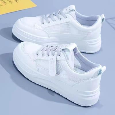Kleine Witte Schoenen Dames Lente 2024 Nieuwe Ademende Veelzijdige Explosieve Studenten Vlakke Zool Dikke Zool Hoogteverhogende Casual Sneakers