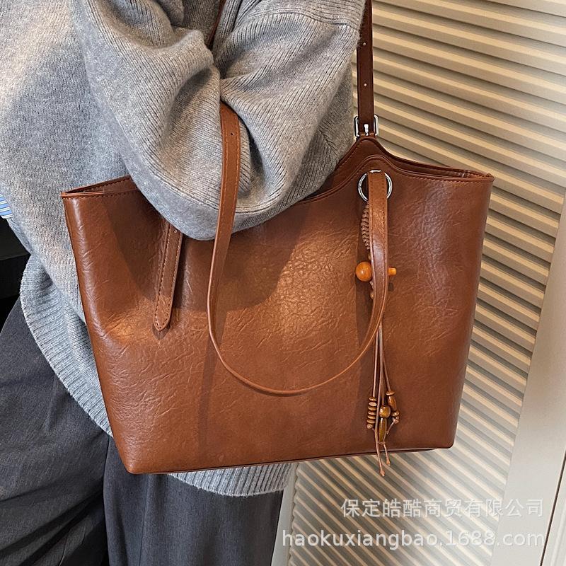 Retro bag women's large capacity 2025 new autumn and winter versatile simple shoulder bag premium texture commuter tote bag
