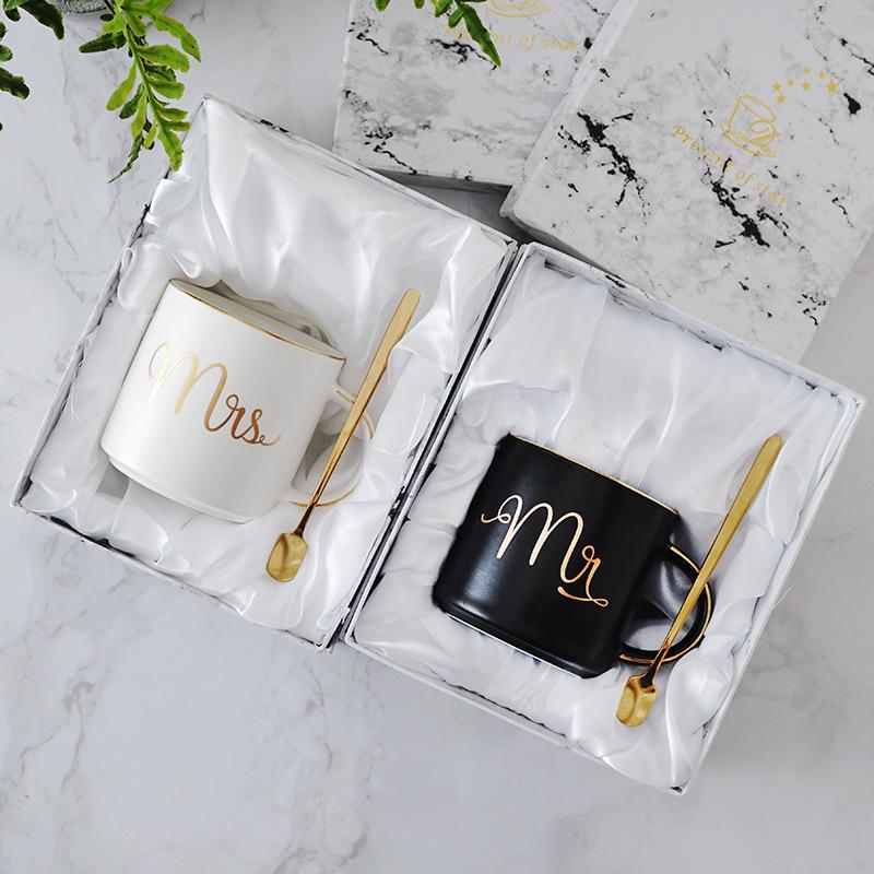 

Керамическая кофейная кружка Mr and Mrs объемом 400 мл для пары, подарок на помолвку, годовщину, жениху и невесте, день святого Валентина и Рождество, набор из 2 шт. в черно-белом цвете