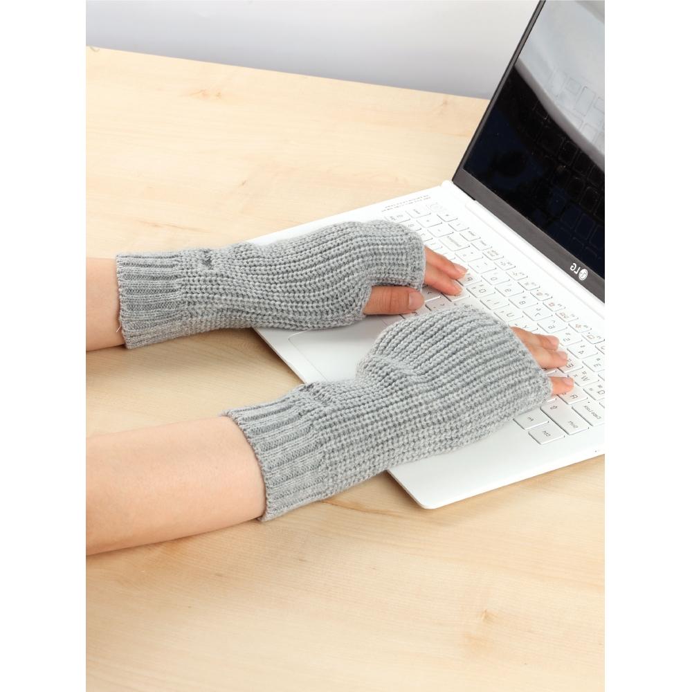 Daiso Embroidered Point Short Hand Warmer Gray