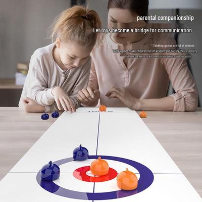 Interaktives Zwei-Spieler Tisch-Curling und Eishockey Spiel für Kinder und Eltern