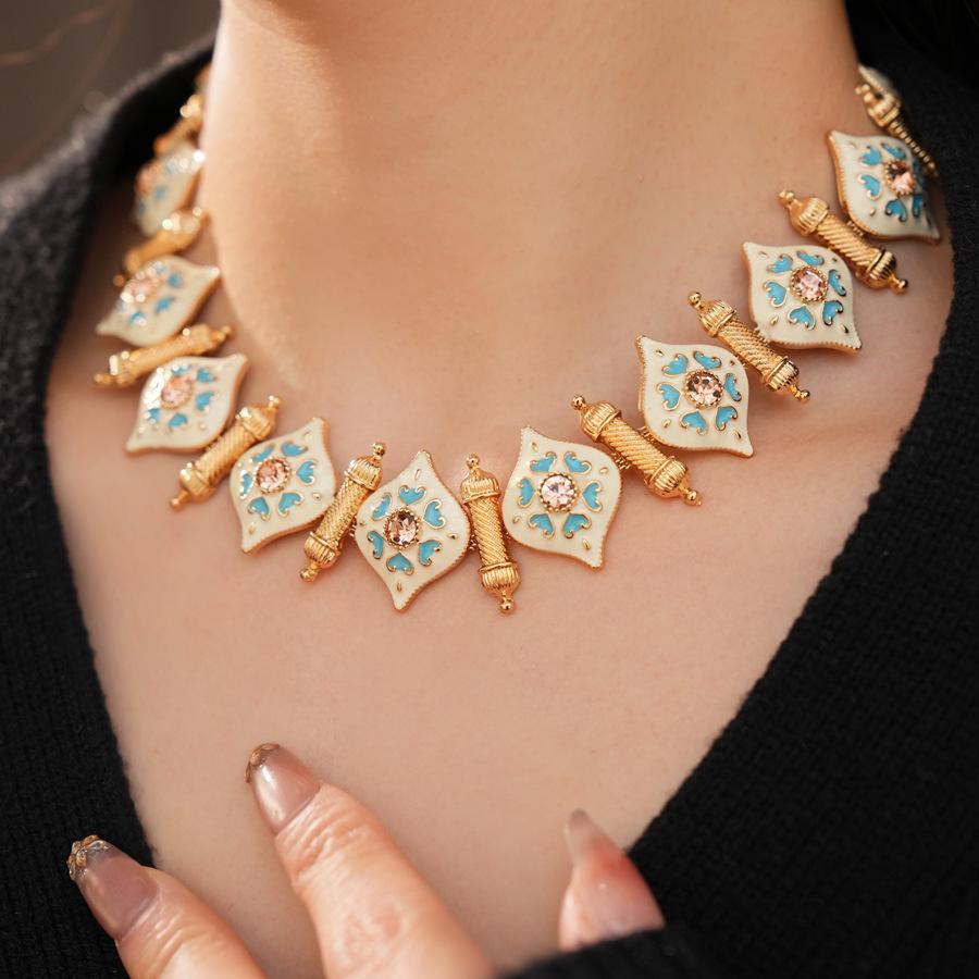 Women s Medieval Heart-shaped Patchwork Light Luxury Niche Collarbone Necklace necklace синий/золотой