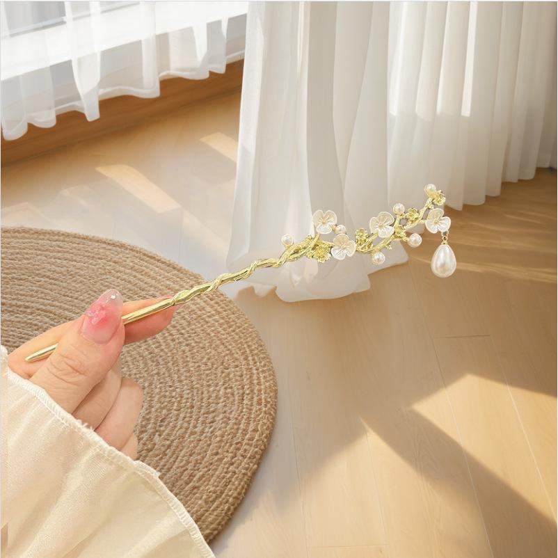 Lily Flower Hairpin for Women: Tassel Hair Stick, Hanfu Hair Accessory, Intangible Cultural Heritage Design.