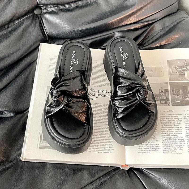 

French retro kinky thick-soled heightening cool slippers women s 2025 summer new versatile skirt one-word sandals 35