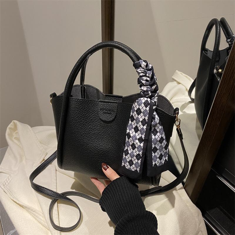 Winter New Women's Bag 2026 High-end Fashi Bucket Bag Handbag New Commuting Versatile Basket Bag
