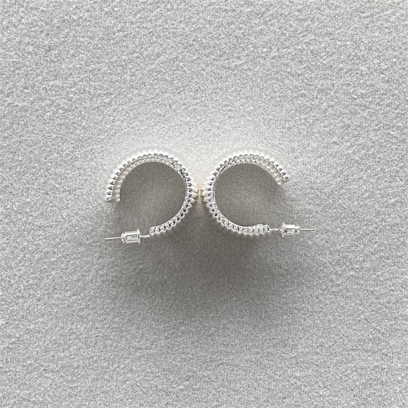 

Wide C-Shaped Japanese and Korean Style Ribbed Metal Earrings - Simple, Niche Design for Women серебряный