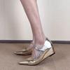 Goldene, einfarbige Mary-Jane-Pumps mit spitzer Zehenpartie und flachem Absatz – elegante Damenschuhe für Frühling/Sommer 2025.
