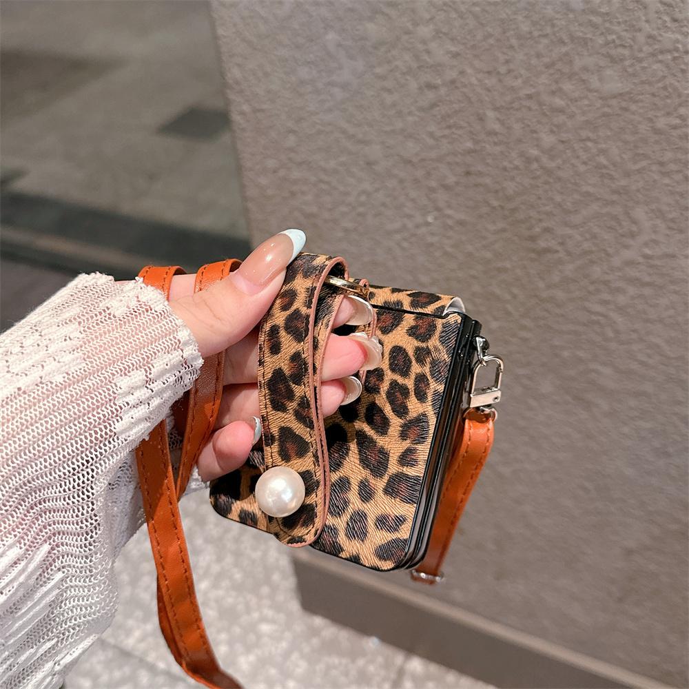 Luxury Retro Leopard Print Leather Pearl Wristband Phone Case for SamSung Galaxy Z Flip 7 6 5 Crossbody Hand Strap Protect Cover