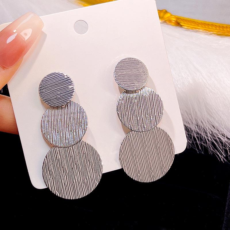 

Серьги-кольца из металла в стиле ретро 2023 года с текстурой: Уникальный, подчеркивающий достоинства лица дизайн