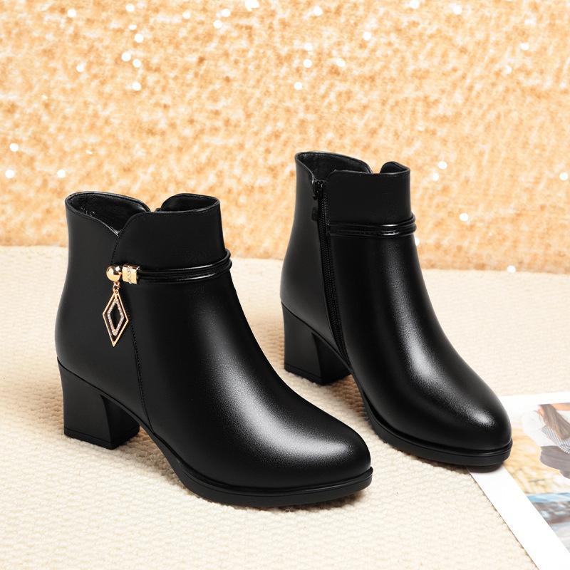 Mom shoes cotton shoes 2026 new Chinese women's shoes comfortable autumn and winter leather shoes velvet short boots versatile soft-soled boots