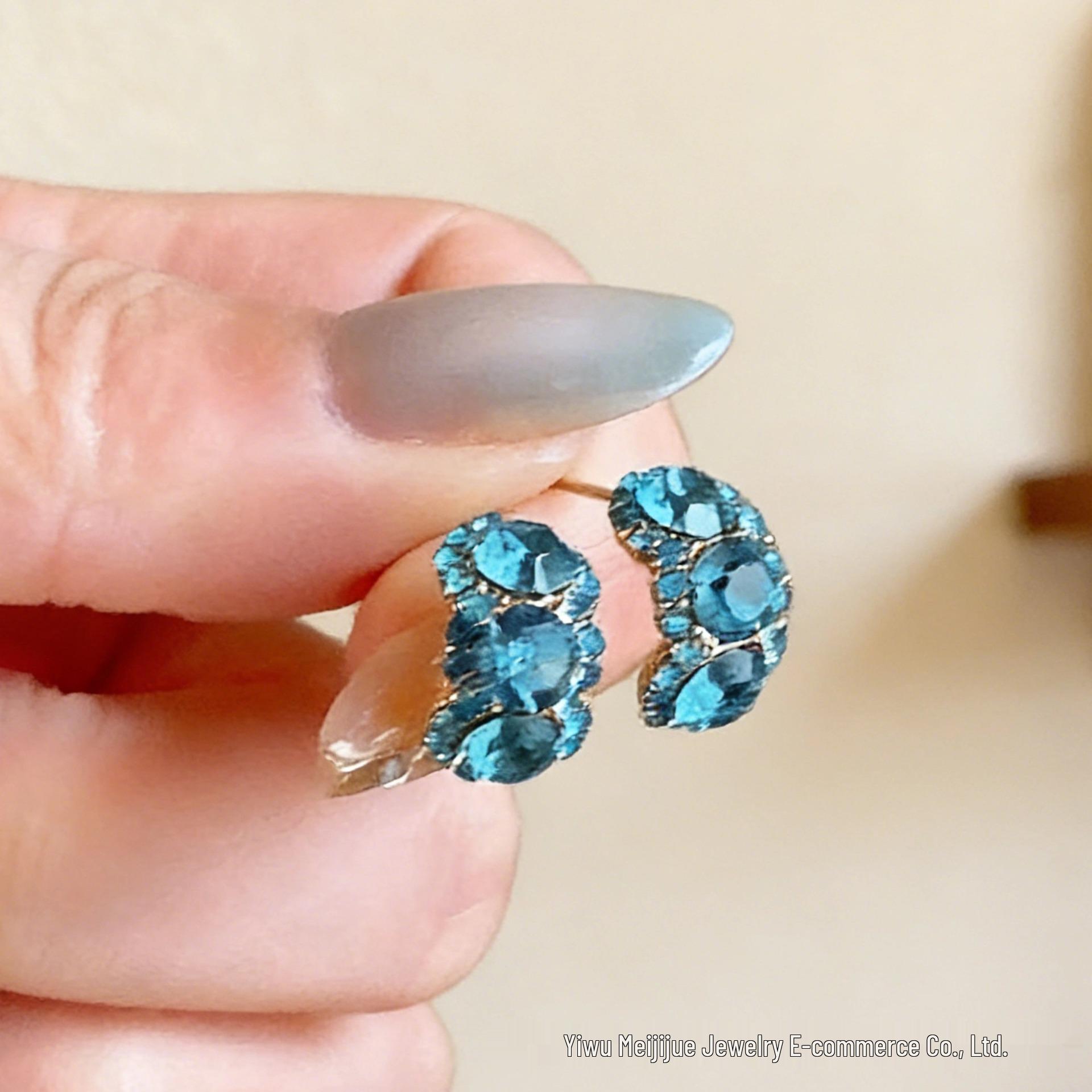 Серьги-кольца с бриллиантами королевского синего цвета: Элегантные и универсальные серьги для женщин Standard