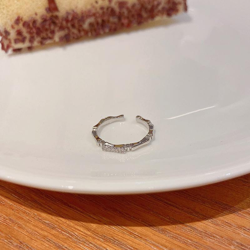 

Модный комплект колец с регулируемым бантом и цирконием для женщин J676 серебряный