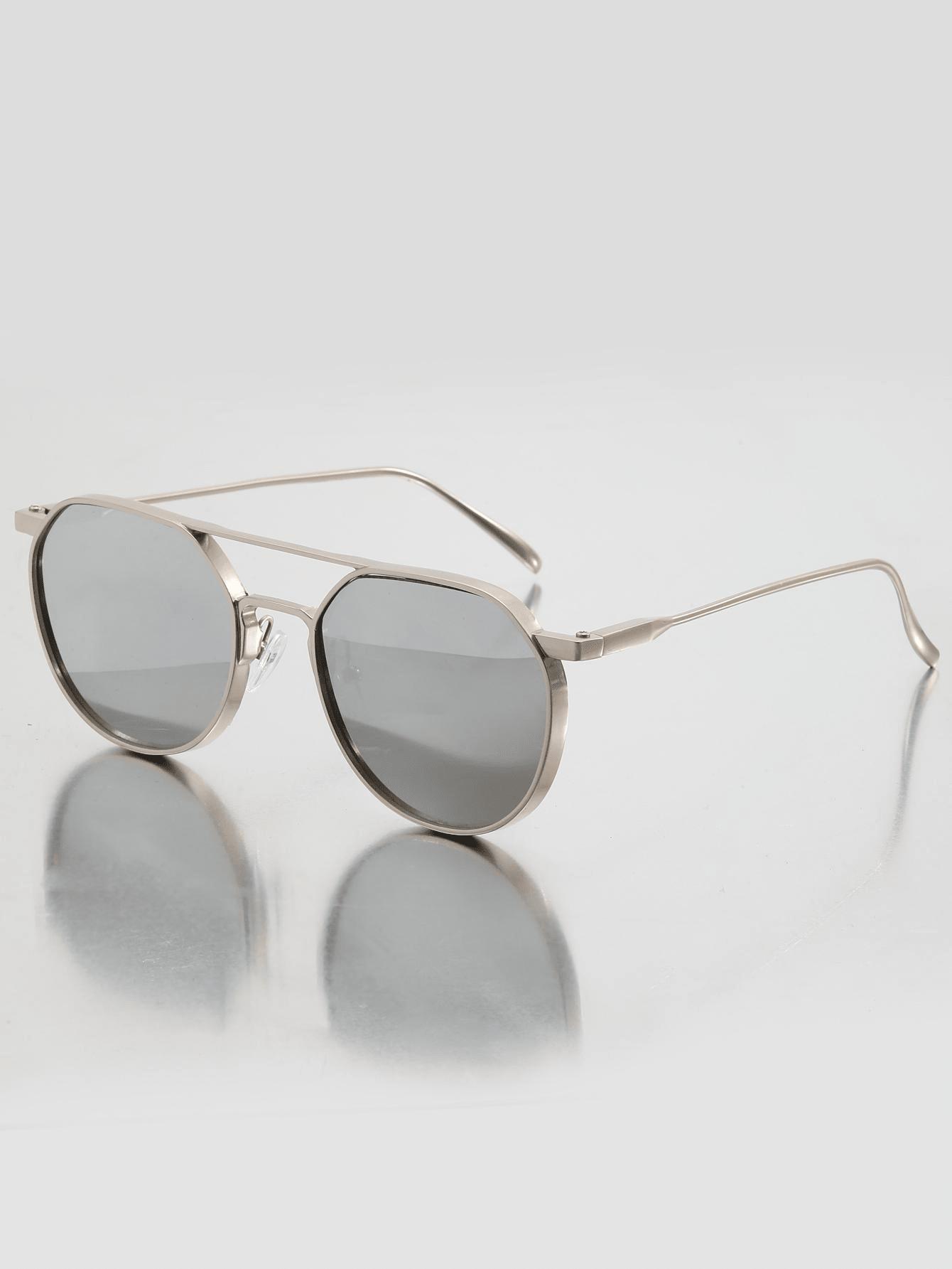 

A pair of men s metal double-bridge retro street fashion glasses, suitable for daily commuting and wearing for photos.