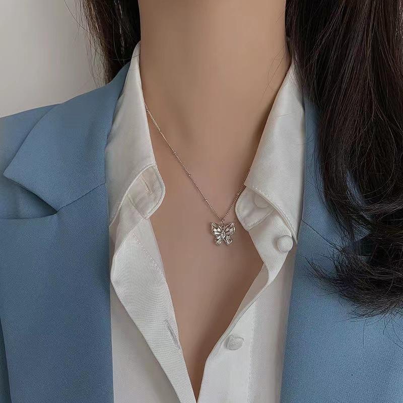 

Корейское ожерелье-чокер в виде капли из говлита с бриллиантом и бабочкой для женщин