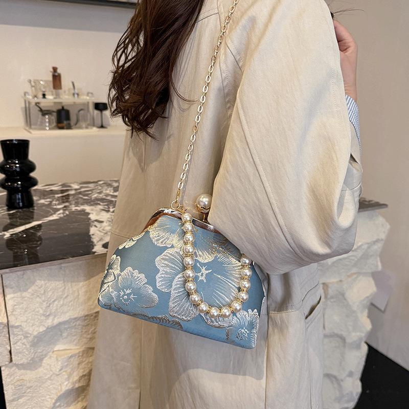 Fashion retro style exquisite embroidery flower imitation pearl chain women's dinner bag versatile shoulder messenger bag