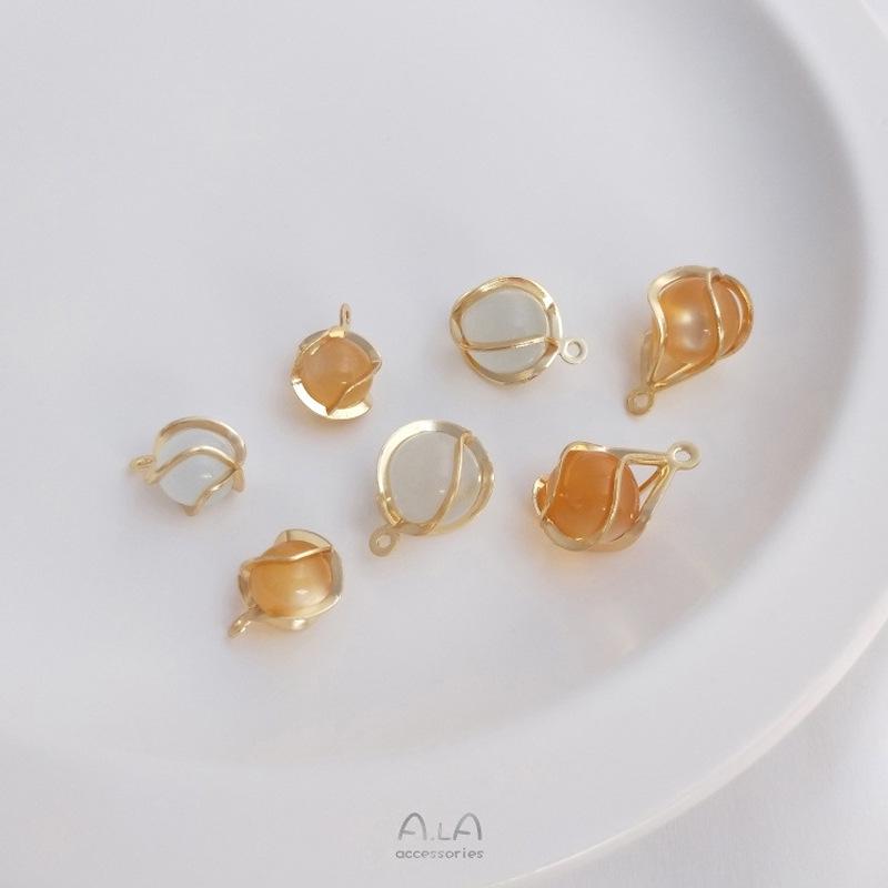 Runde Perlen gedrehte Kettenhalskette mit weißen Katzenaugenperlen und goldenem Anhänger - Handgefertigte Ohrringe, baumelnde Perlen und Armbandanhänger.