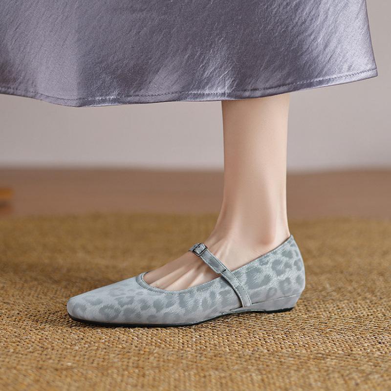 

Wear pointed casual single shoes in all seasons, new women s low-heeled flat-soled lazy shoes, one pedal, large-size shoes, rubber soft soles 39