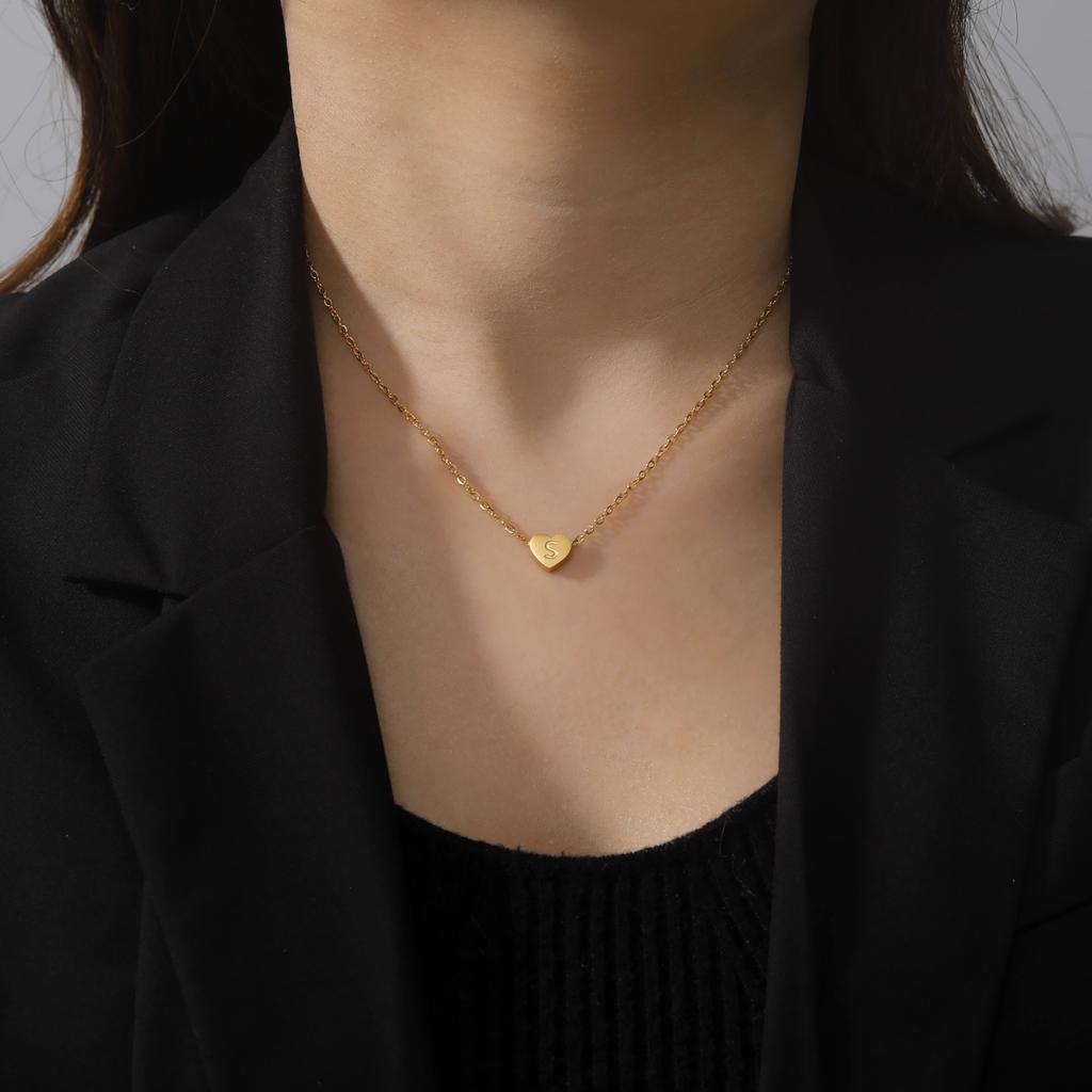 Ladies Minimalist Small Love Initial Necklace Jewelry Stainless Steel 18k Gold Plated Mini Heart Shape Letter Pendant Necklace