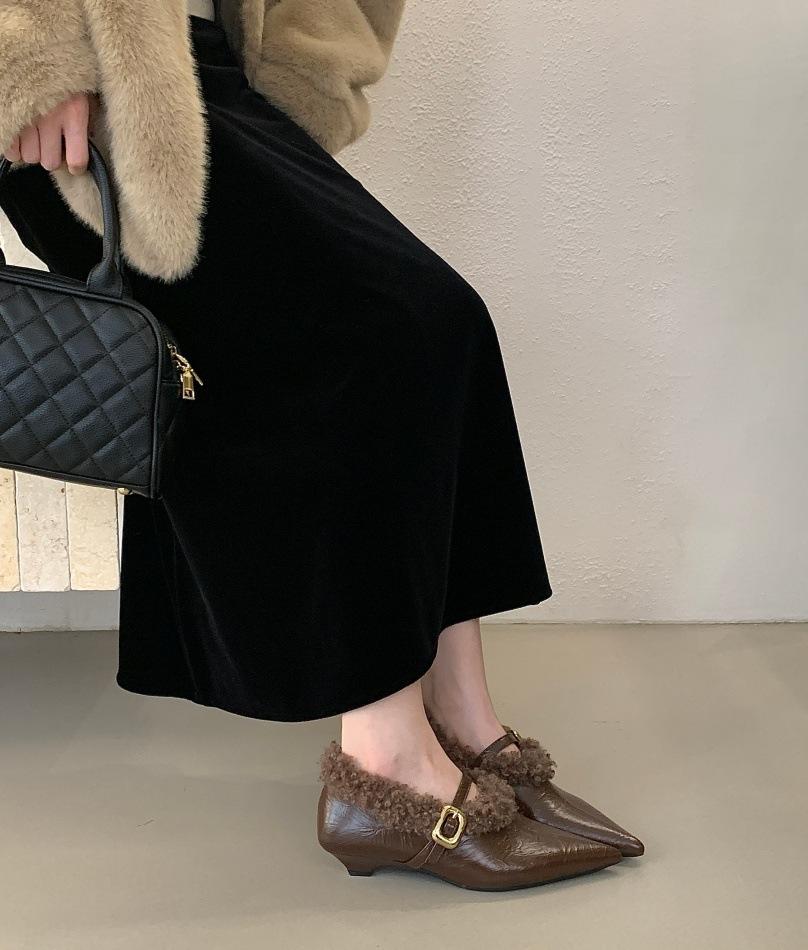 

European Station 2025 Spring and Autumn New Mao Mao Shallow Mouth Pointed Head One Foot Mary Jane Shoes Women s Rhinestone Flat Shoes 39 светло-коричневого