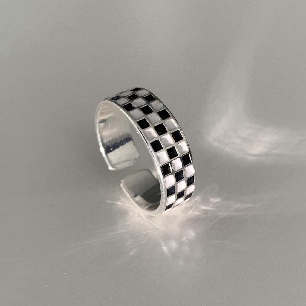 Korean Retro Plaid Adjustable Black & White Grid Ring - Trendy Women's Fashion Accessory