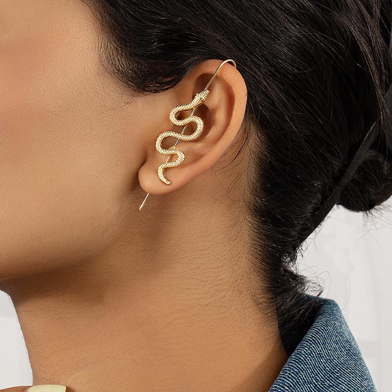 

Преувеличенные серьги-каффы в виде Змеи Зодиака: Модный уличный стиль для женщин
