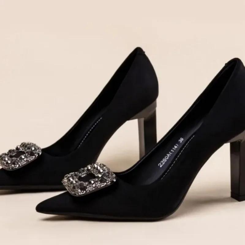 Mode 2024 Märkesskor för kvinnor Grunda Damhögklackar Mode Kristall Kontor och Karriär Hög Kvalitet Spetsiga Klackar Kvinnor
