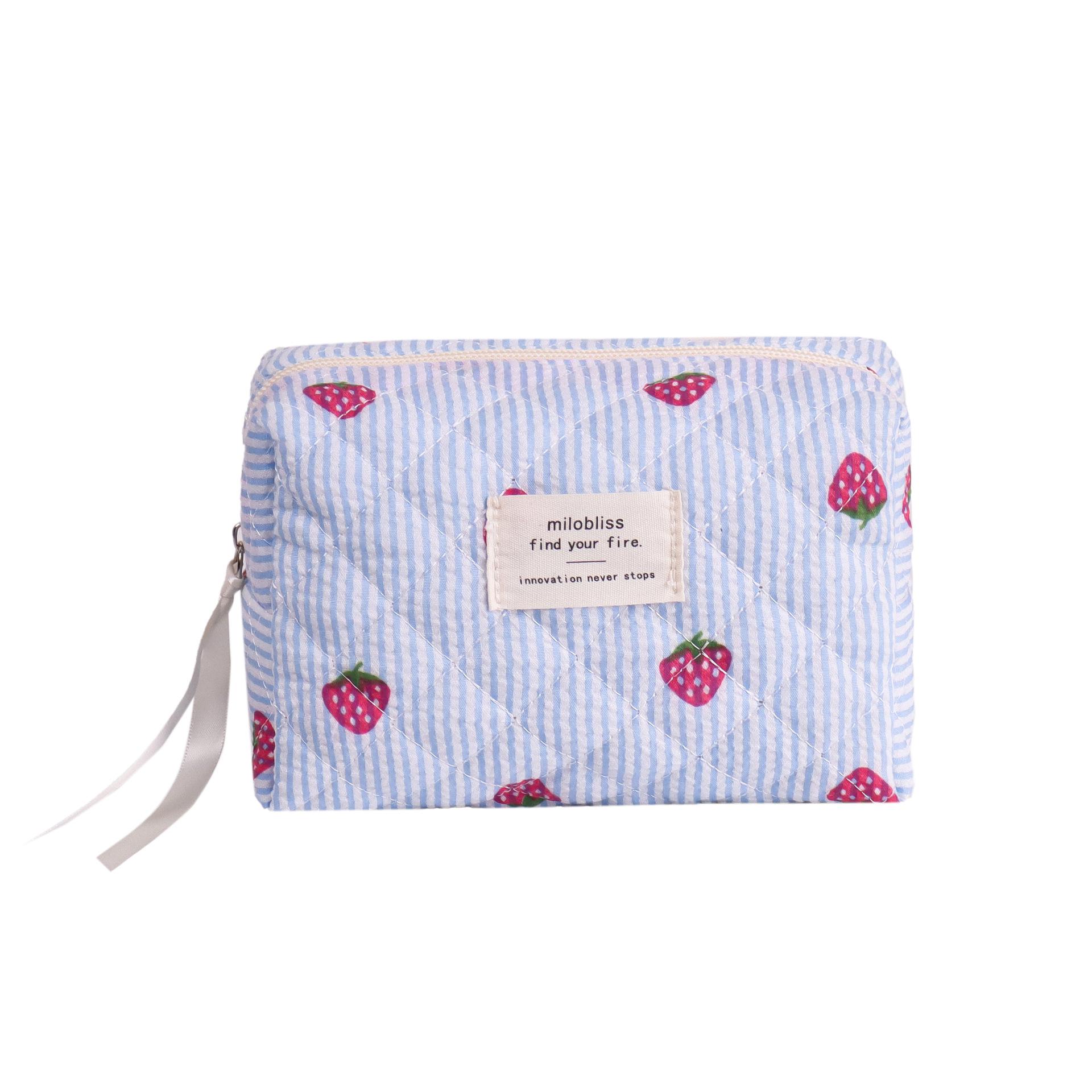 

Вместительная стеганая косметичка цвета клубники с нишевым дизайном