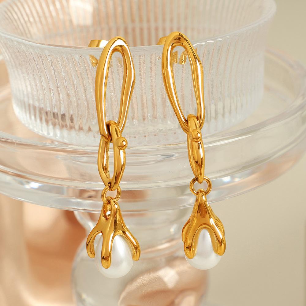 Plated 18K metal texture chain creative grab clip design elegant pearl accessories long women's earrings