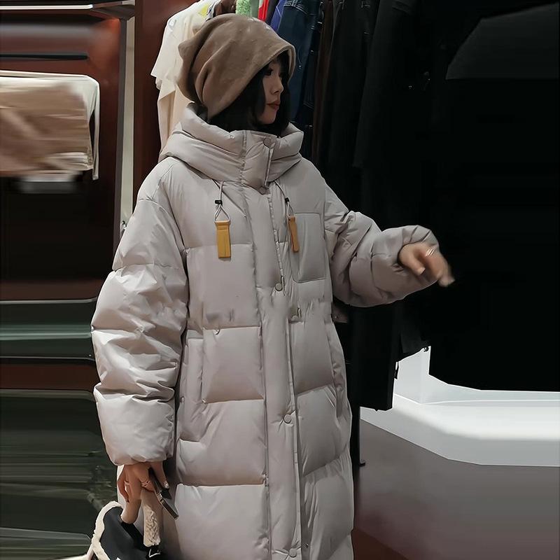 

Большая стеганая пуховая куртка женская длинная модель 2025 зима новая утолщенная с капюшоном с лентами очень холодная теплая куртка большого размера S серебряный серый