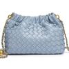Borsa Tessuta con Catena a Palline Dorate - Borsa a Tracolla alla Moda con Tracolla e Design Pieghettato a Forma di Nuvola.