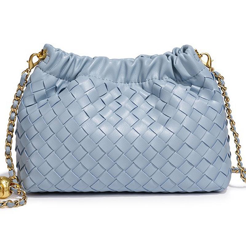 Borsa Tessuta con Catena a Palline Dorate - Borsa a Tracolla alla Moda con Tracolla e Design Pieghettato a Forma di Nuvola.