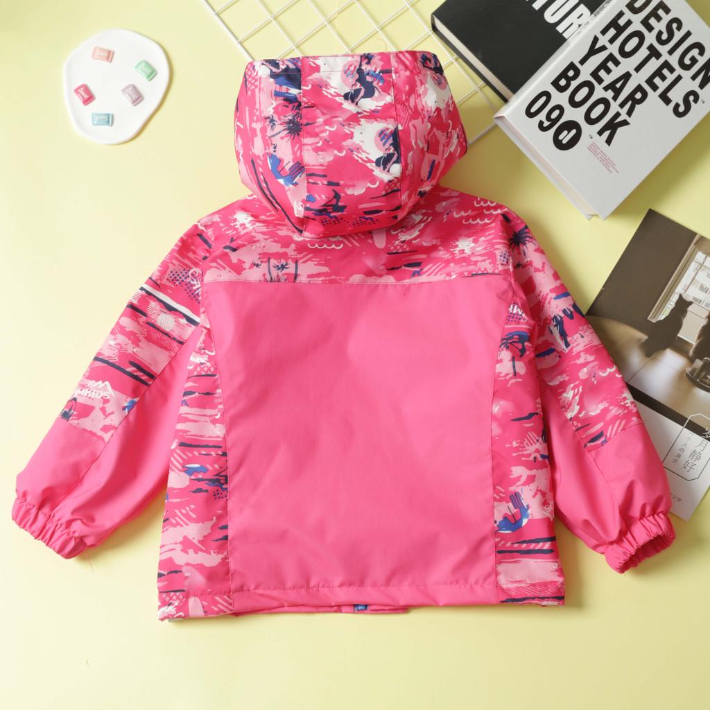 Světlá a odolná dětská větrovka pro venkovní dobrodružství