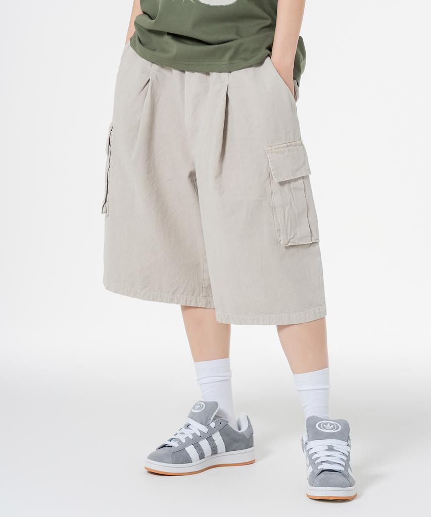 MOZMOZ Stonewashed Cotton Cargo Single-Pleat Wide Shorts Beige
