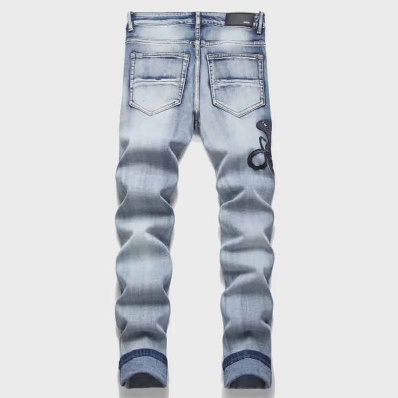 Pánské retro strečové světle džínové kalhoty s roztrhanou záplatou a vyšívaným vzorem kobry pro podzim a zimu