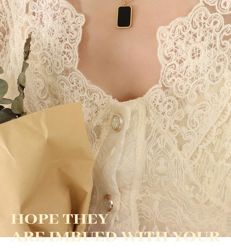 European Retro Black Shell Pendant Necklace, 18K Gold-Plated Titanium Steel Clavicle Chain (P528)