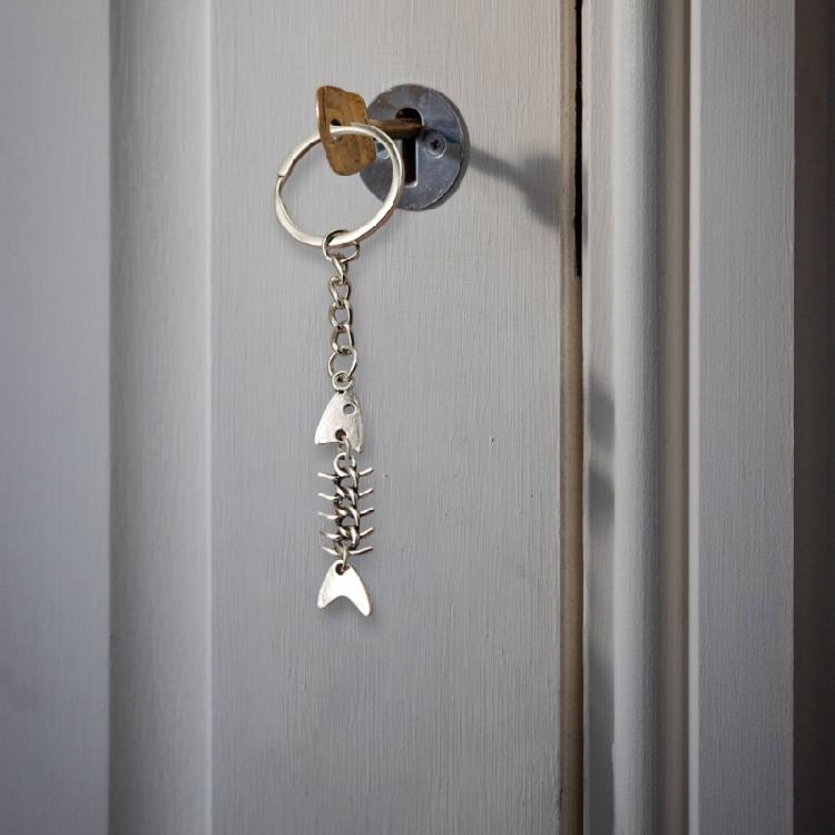 Elegant Fishbone Keychain Charm Pendant with Polished Fashion Accessory Portable for Comfortable Grip and Durability