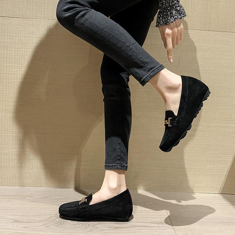 Модные замшевые туфли на плоской подошве с металлической пряжкой — фото 4