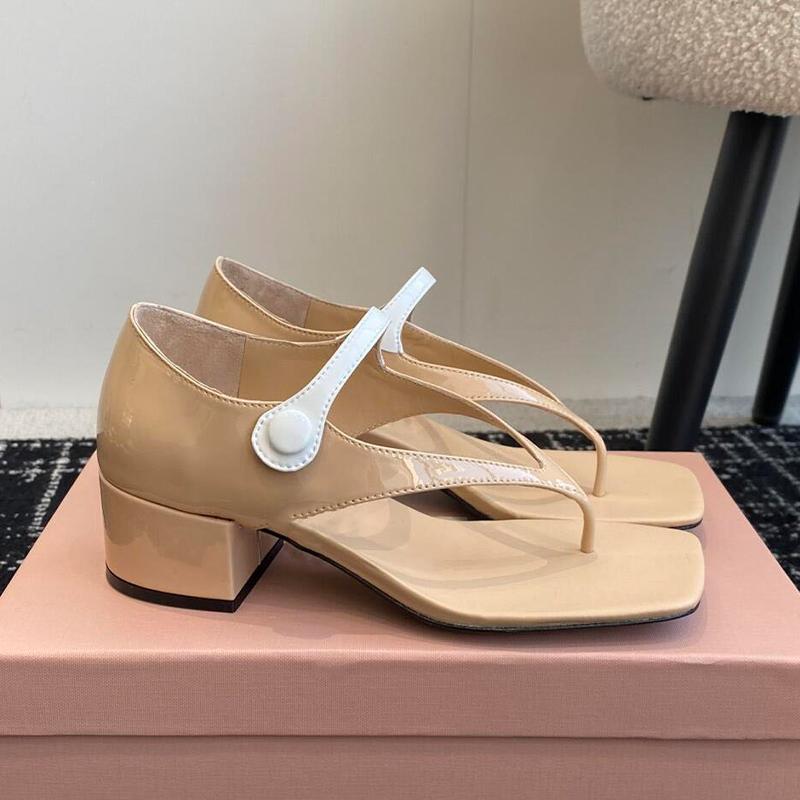 The Same Style Of Flip-Flops For The Mu Family Show The 2025 Women'S Square-Toed Thick-Heeled One-Button Mary Jane Shoes