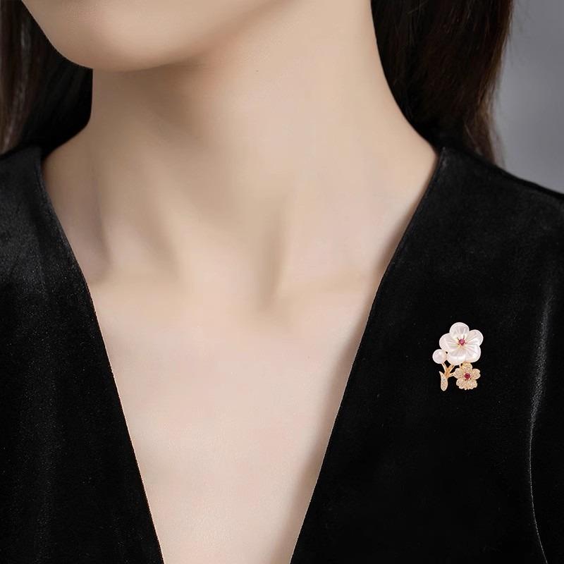 Cute Chinese-style Imitation Shell Flower Brooch, Elegant Plum Blossom Small Pin, Niche Design Sense