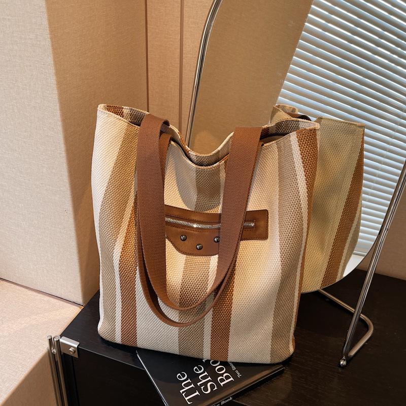 Autumn and winter large-capacity contrasting striped shoulder bag women's new fashion class commuter tote bag