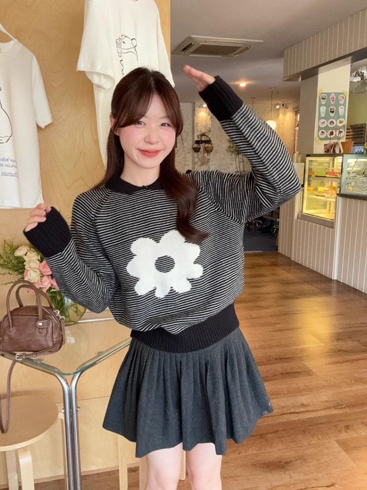 2026 Women's Korean Style Crew Neck Pullover: Loose, Slimming Sweater for Autumn/Winter, Wear Solo or Layered.