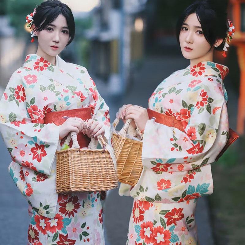 Dámské japonské kimono a yukata šaty pro formální fotografování