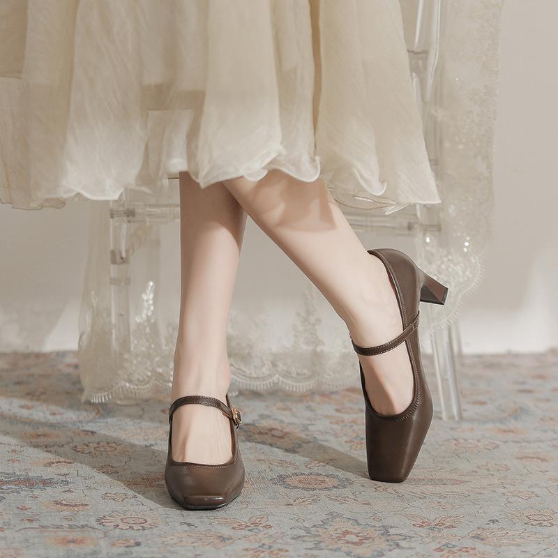 Temperamentīgas retro mazas kvadrātveida galvas biezas papēža augstpapēžu kurpes 2025 jaunas sarkanas Mary Jane viena vārda sprādzes modes vienas kurpes sievietēm