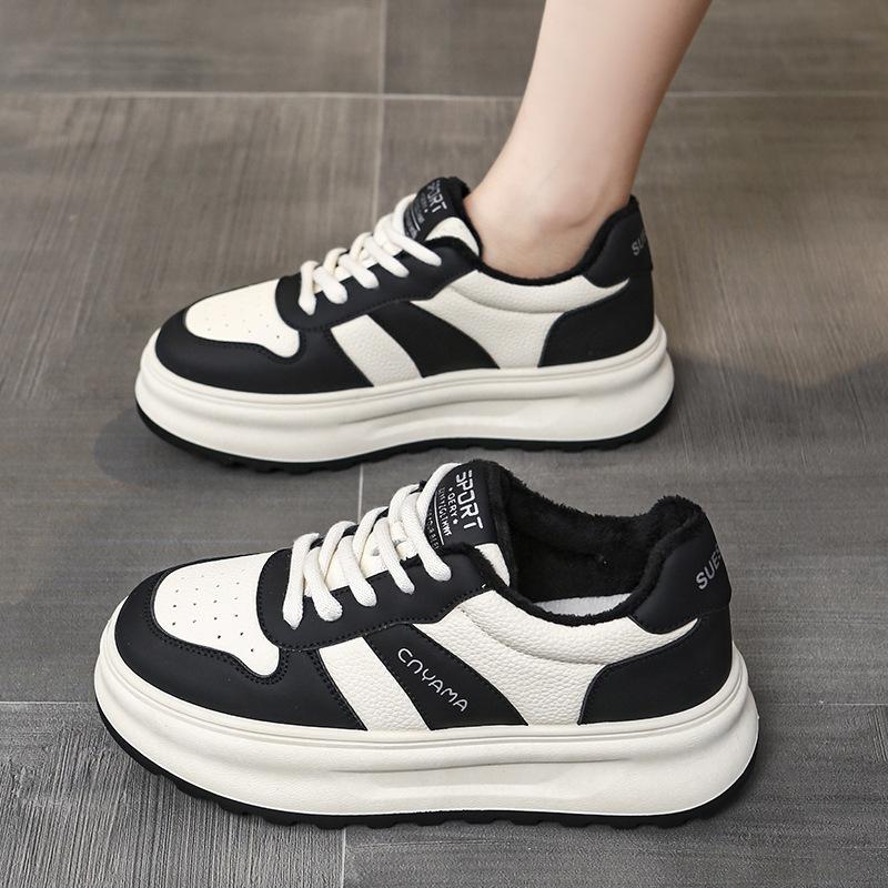 Beliebte Internet-Berühmtheit Samt-Plateau-Sneaker Damen neue Winter Studenten vielseitige Sport- und Freizeit-Board-Schuhe zwei Baumwolle