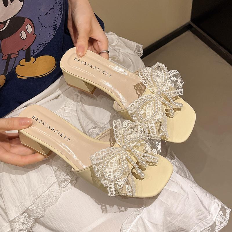 Tündéri szél gyöngy masnis papucs női utcai viselet 2025 új kristály vastag sarkú átlátszó magas sarkú papucs