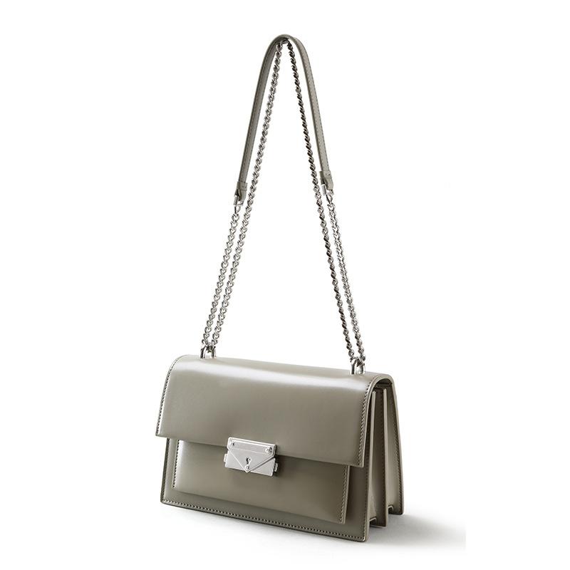 

Простая и изысканная женская кожаная сумка, маленькая квадратная сумка через плечо с цепочкой, женская нишевая и высококачественная сумка для поездок на работу и обратно через подмышку